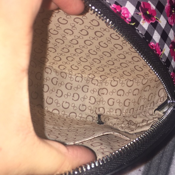 Guess Crossbody - Picture 3 of 3